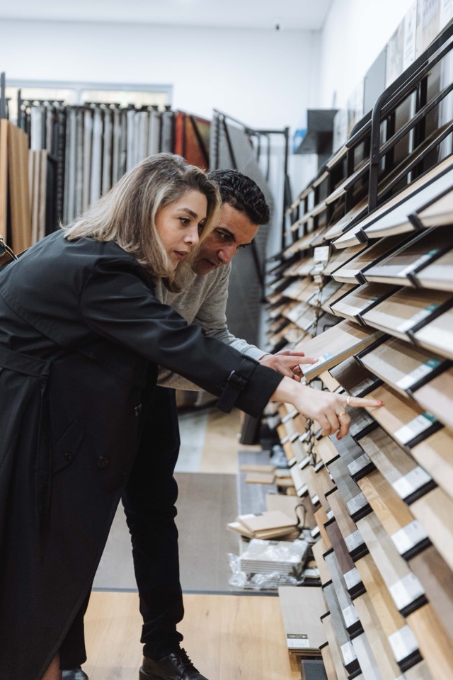 Choosing between samples on the display racks
