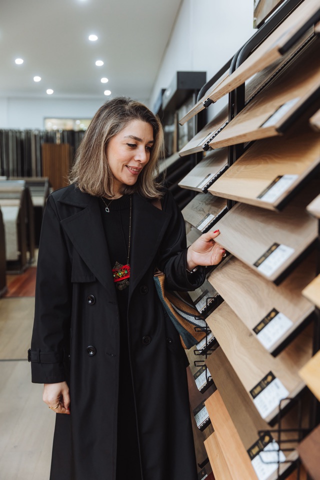 Browsing timber tones along the sample wall