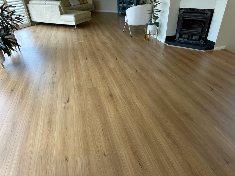 Blackbutt hybrid sweeps towards the corner fireplace