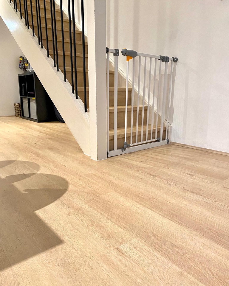 Warm oak hybrid at the foot of the stairs
