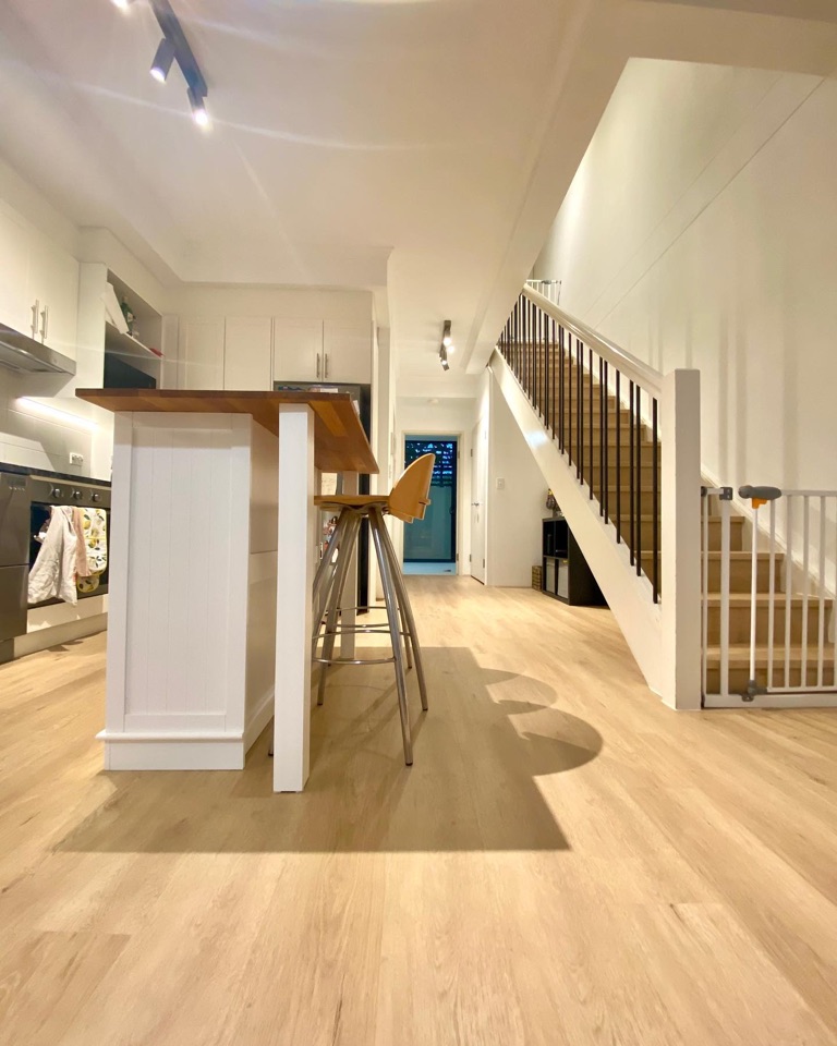 Warm oak hybrid from the kitchen to the stairs
