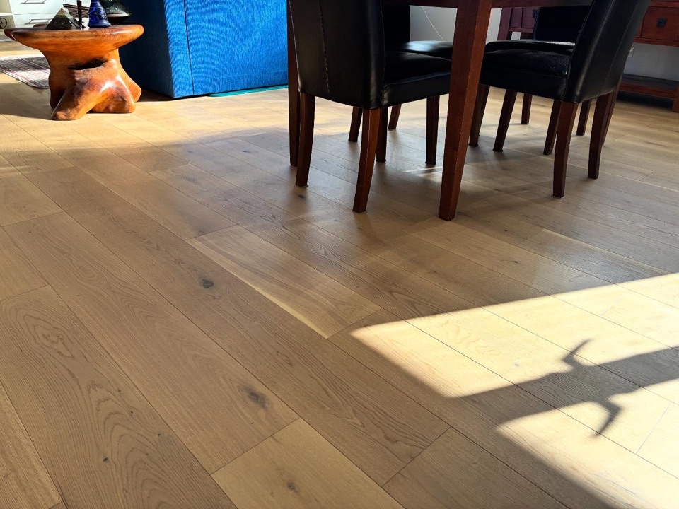 Oak grain up close beneath the dining chairs