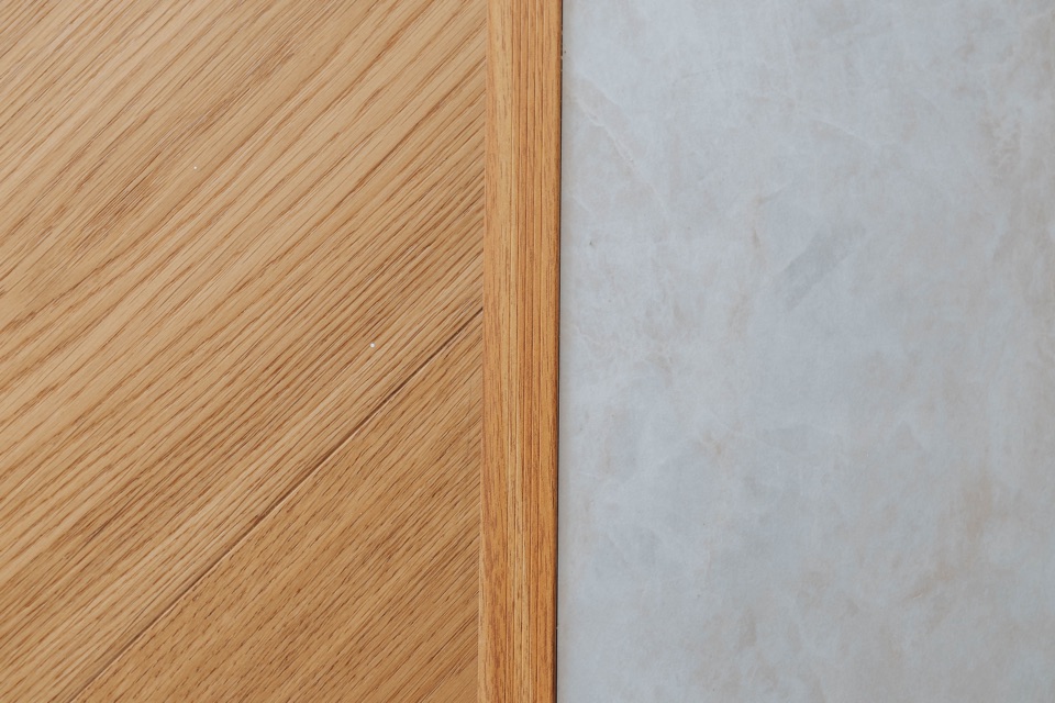 The oak border against the stone, up close