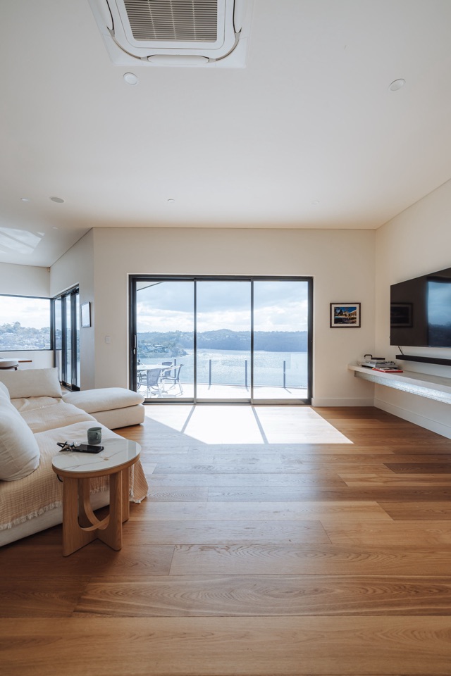 The living room with the harbour at the end of it