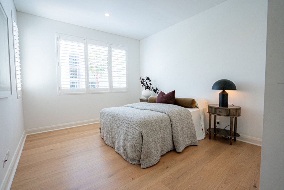 Oak boards and shutters in the cosy bedroom