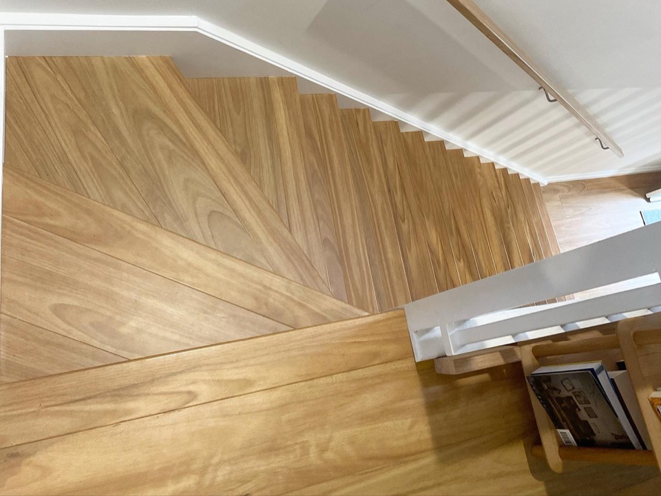 Blackbutt laminate flows down the staircase